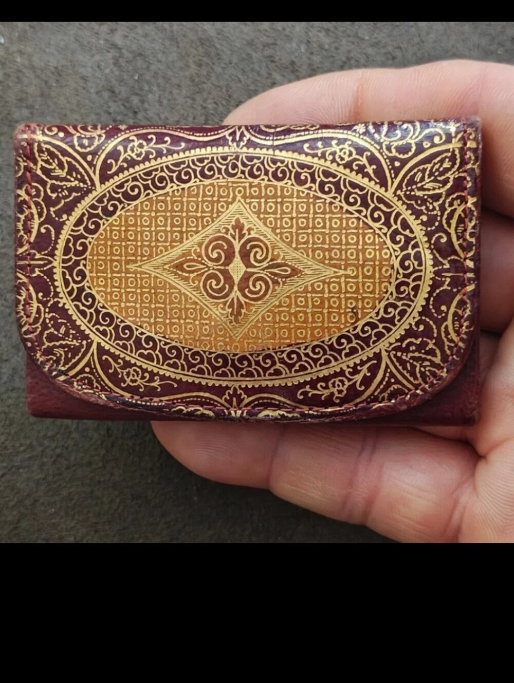 Beautiful Vintage 1970s Gold Embossed Ornate Small Coin Purse/Wallet.